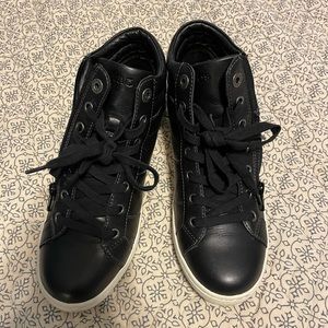 Taos black sneakers. Side zip.